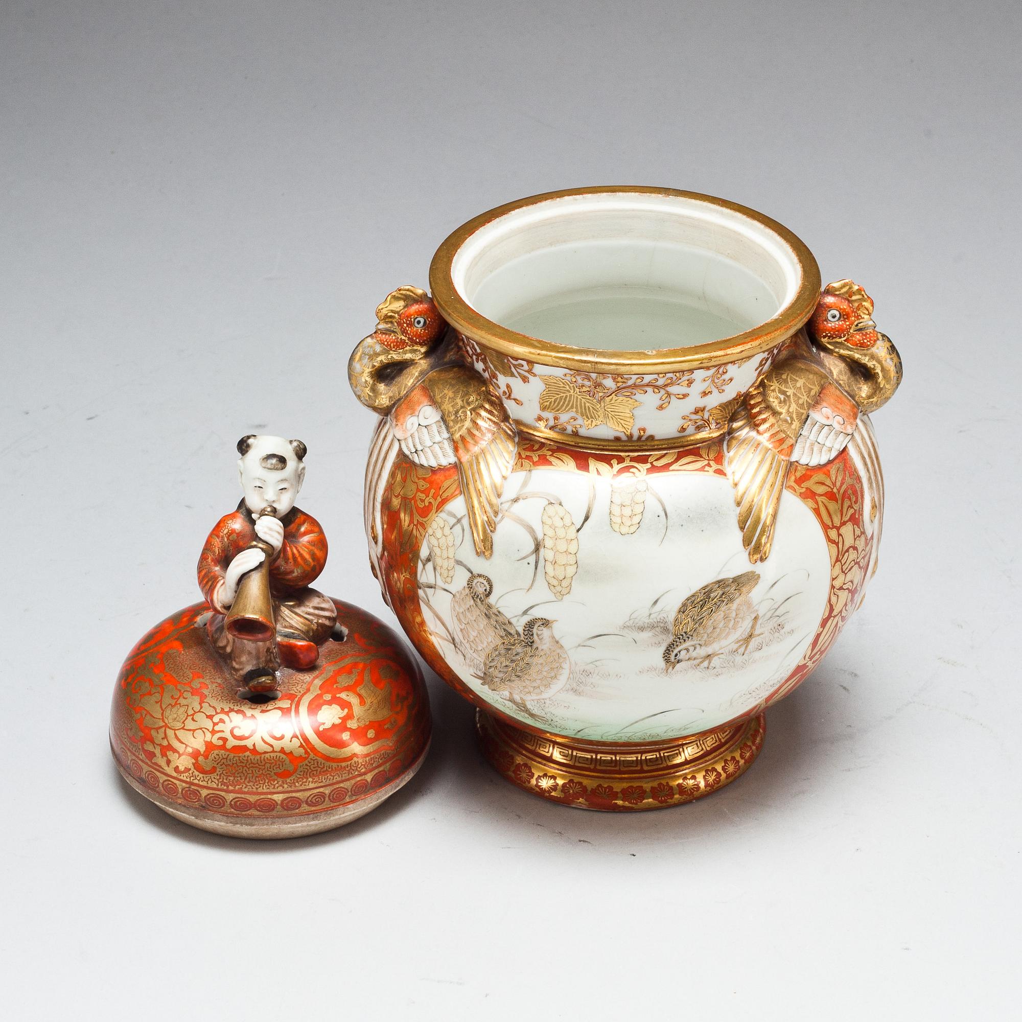 RÖKELSEKAR, porslin, Kutani. Japan, Meiji (1868-1912).