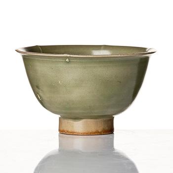 An elegant celadon glazed bowl, Song dynasty (960-1279).