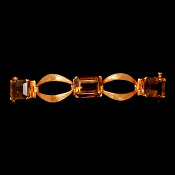 ARMBAND, guld, med röktopaser. Tot vikt 20 g.