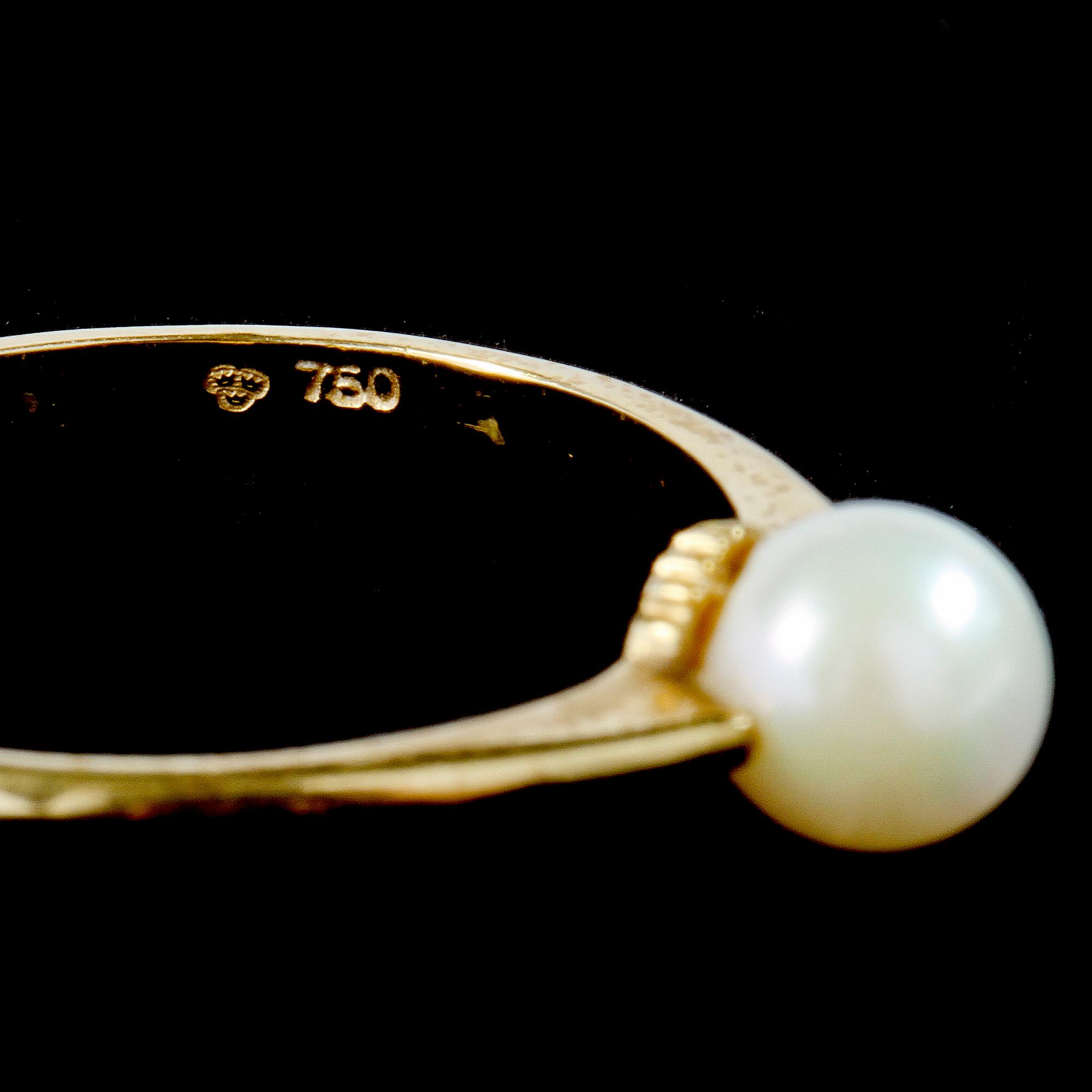 RINGAR, 5 st, 18k guld. En ring med åtta diamanter tot ca 0.08 ct.