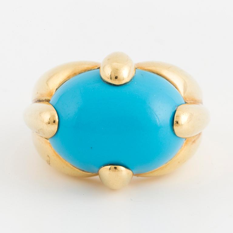 An 18K gold cabochon-cut turquoise ring.