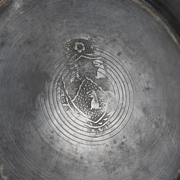 Fat, tallrikar 7 st, skålar 3 st, tenn, mestadels England, 17/1800-tal.