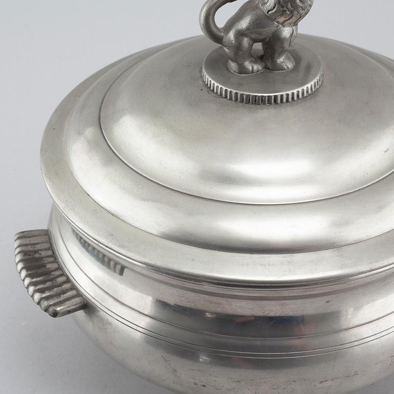 Terrin med lock, tenn, modell 277, Firma Svenskt Tenn, 1926. Lockknoppen troligtvis formgiven av Anna Petrus.
