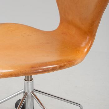 ARNE JACOBSEN, a 'Seven' leather upholstered swivel chair from Fritz Hansen, 2003.