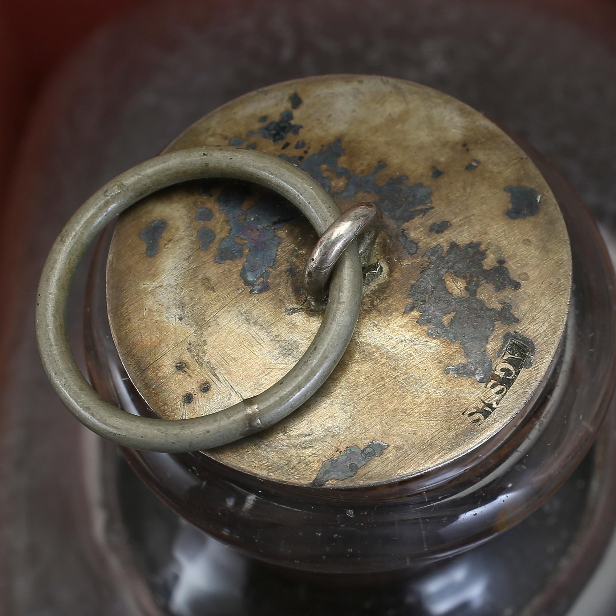 FLASKSCHATULL MED 3 FLASKOR, 1800-talets första hälft.