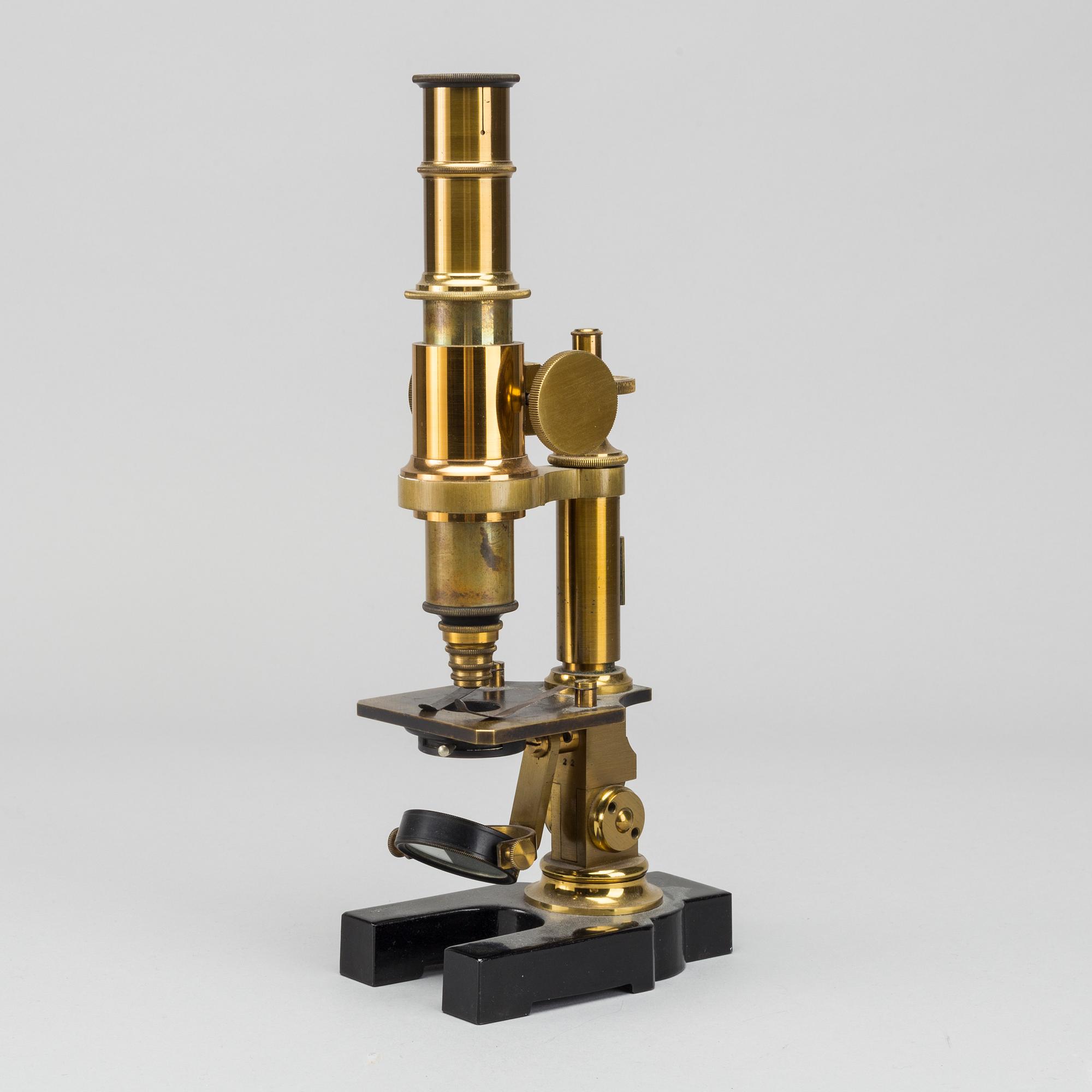 A moncular microscope around 1900.