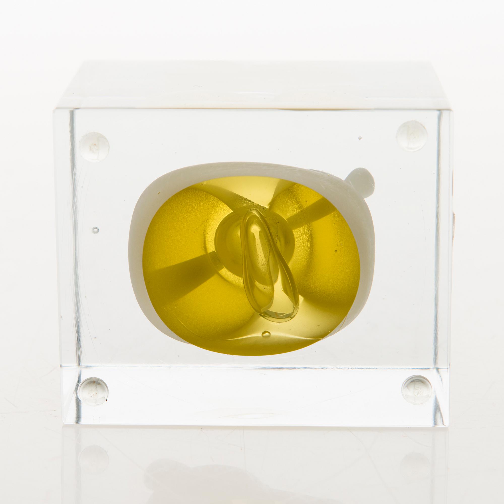 OIVA TOIKKA, AN ANNUAL CUBE, glass, signed Oiva Toikka Nuutajärvi 1989, numbered 27/2000.