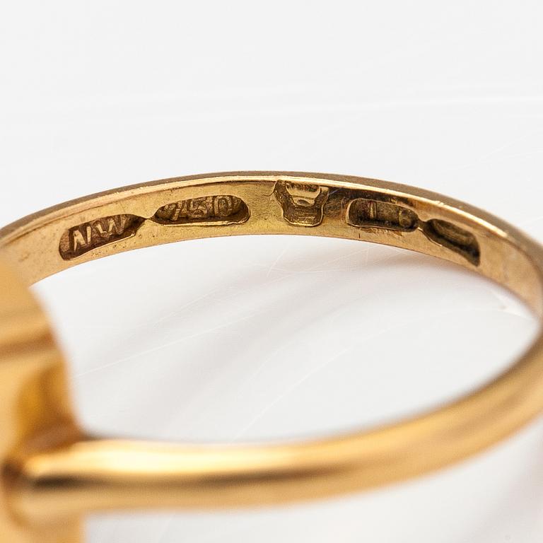 An 1(K gold ring with an onyx and an old-cut diamond ca. 0.18 ct. Westerback, Helsinki 1938.