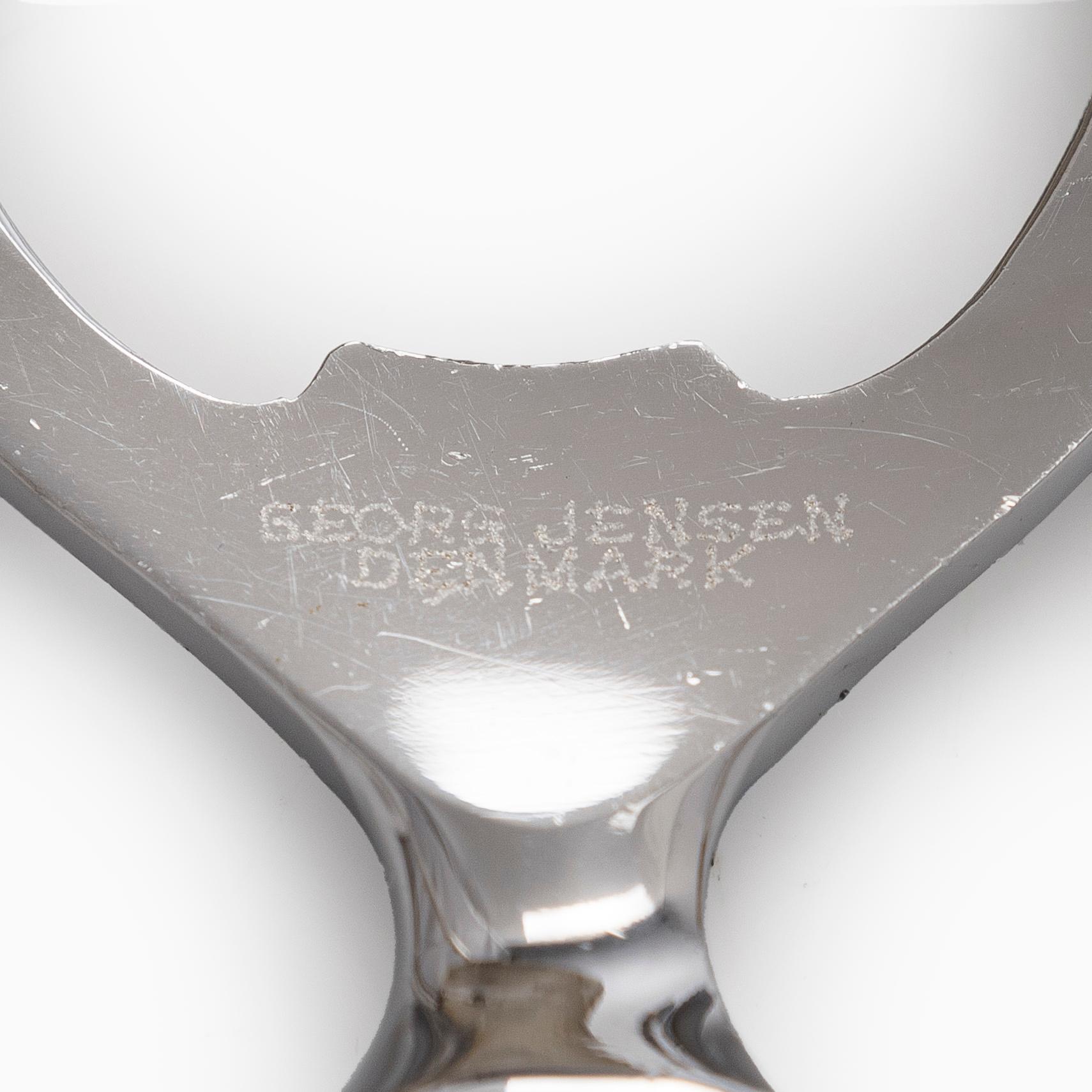 Georg Jensen, Kastikekauhoja, pari "Dronning/Acanthus", ja pullonavaaja, "Konge/Achorn" sterlinghopeaa, vuoden 1945 jälkeen.