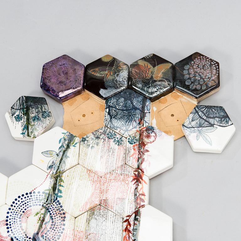HEINI RIITAHUHTA, hexagonreliefi, posliinia, signeerattu Heini Riitahuhta, 2012.