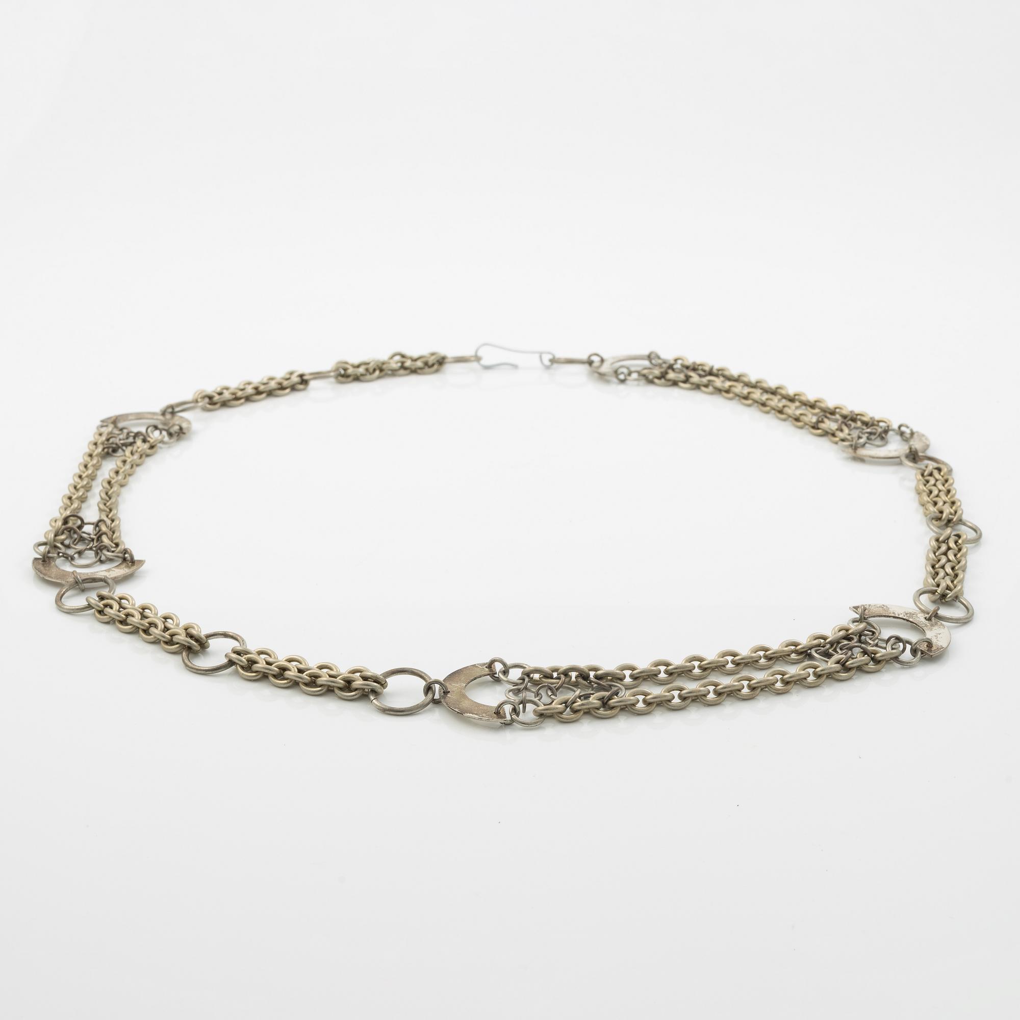 Siv Lagerström, skärp/collier i vit metall.