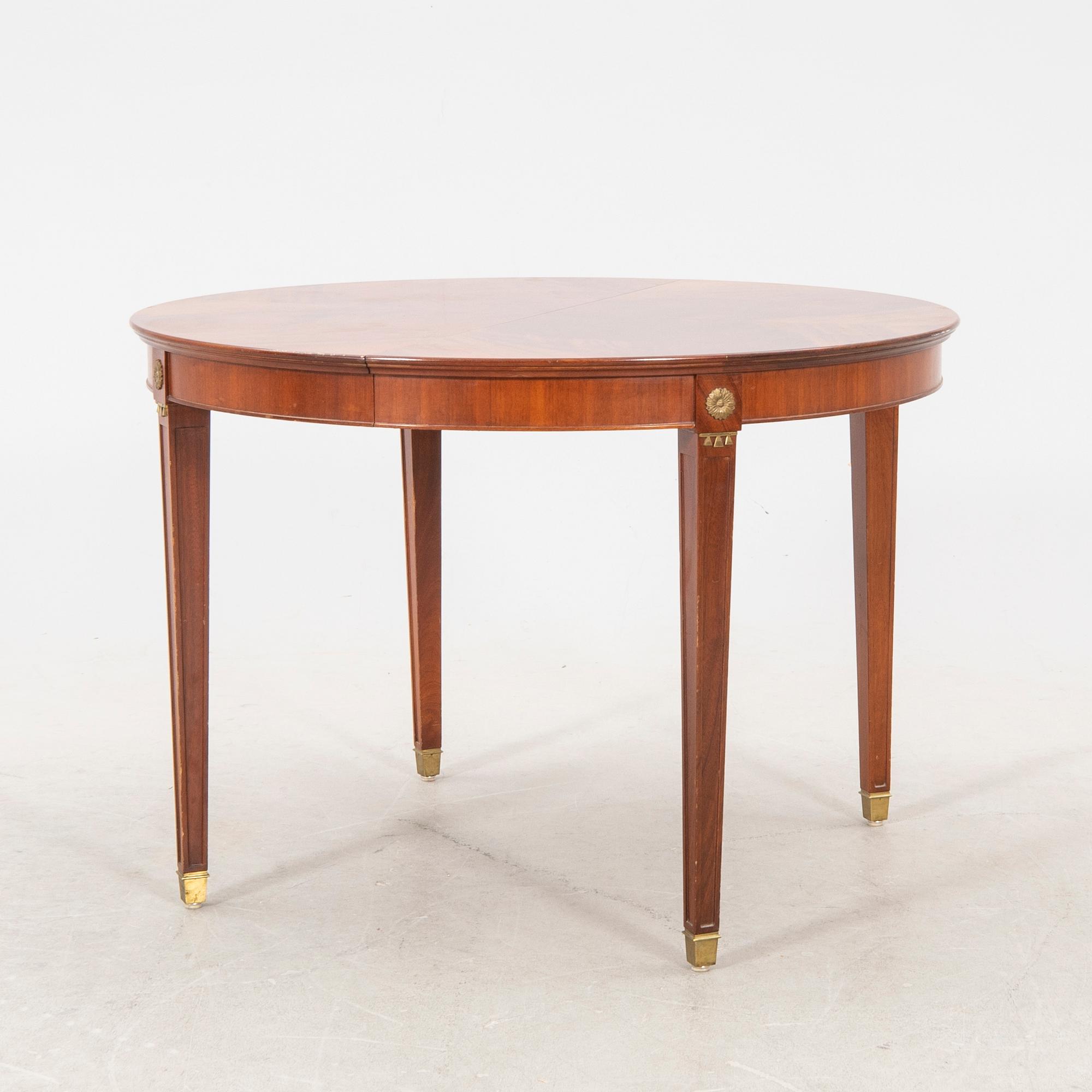 A mid 1900s Gustavian style mahogany dining table.