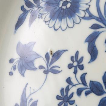 Pair of Chinese dishes, first half of the 18th century, porcelain.