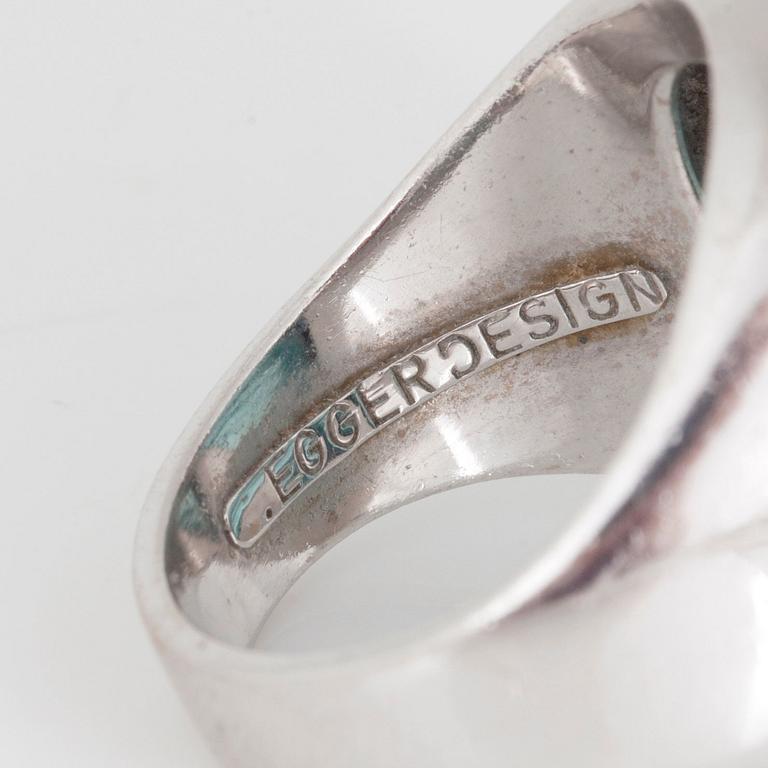 RING, design Siegfried Egger, med snidad akvamarin och diamanter.