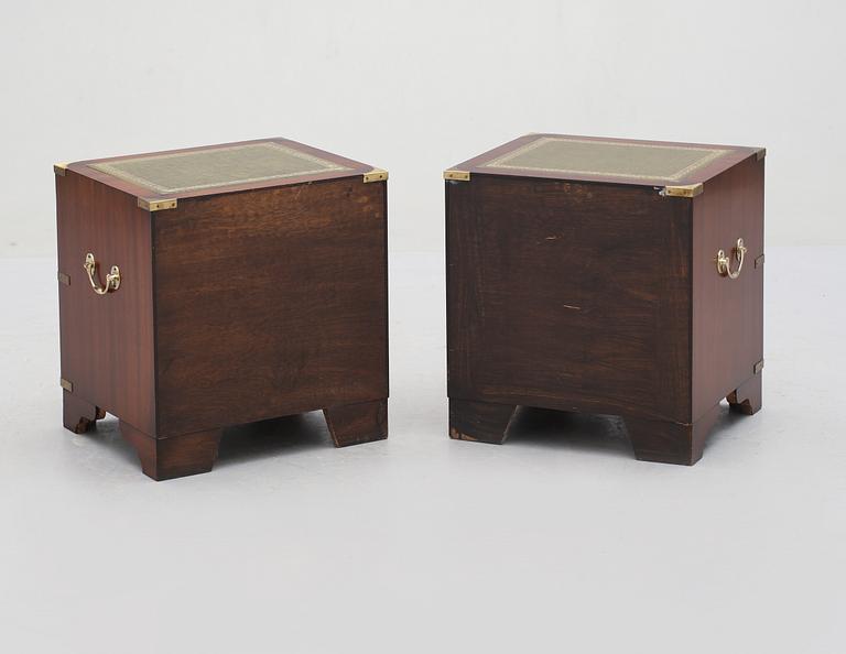 SÄNGBORD, ett par, engelsk stil, 1900-talets andra hälft.