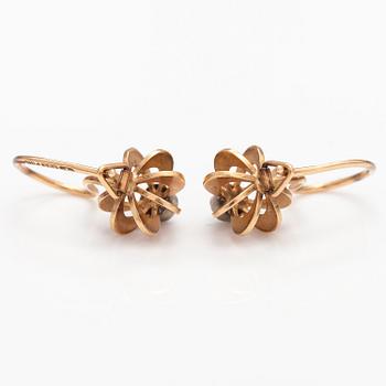 A pair of 14K gold earrings with diamonds ca. 0.08 ct in total. Kupittaan kulta, Turku.