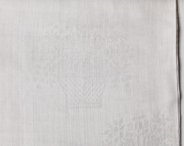 A TABLE CLOTH AND NAPKINS, 24 pieces, linen damask, the table cloth is dated 1827, ca 560-567 x 207,5 cm, Sweden 1827.