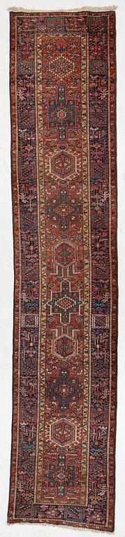 Gallerimatta, semiantik Karadja, ca 427 x 88 cm.