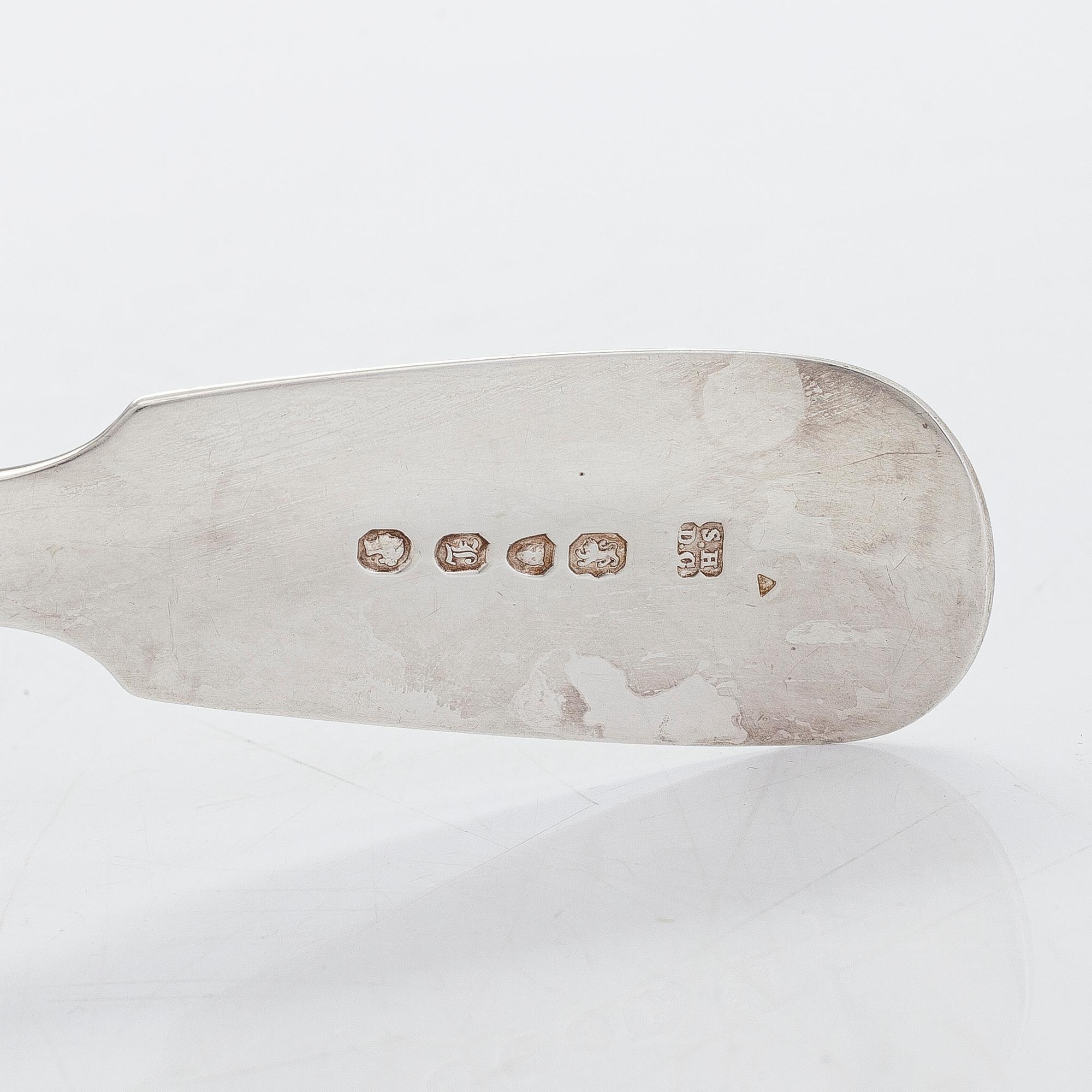 Solomon Hougham, bålslev, London 1805, och Samuel Hayne & Dudley Cater, fiskspade, London 1846, sterling silver.