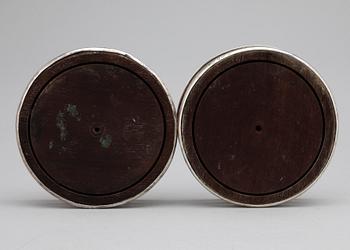 COASTERS, ett par, silver, Hester Bateman, London, England, 1785.