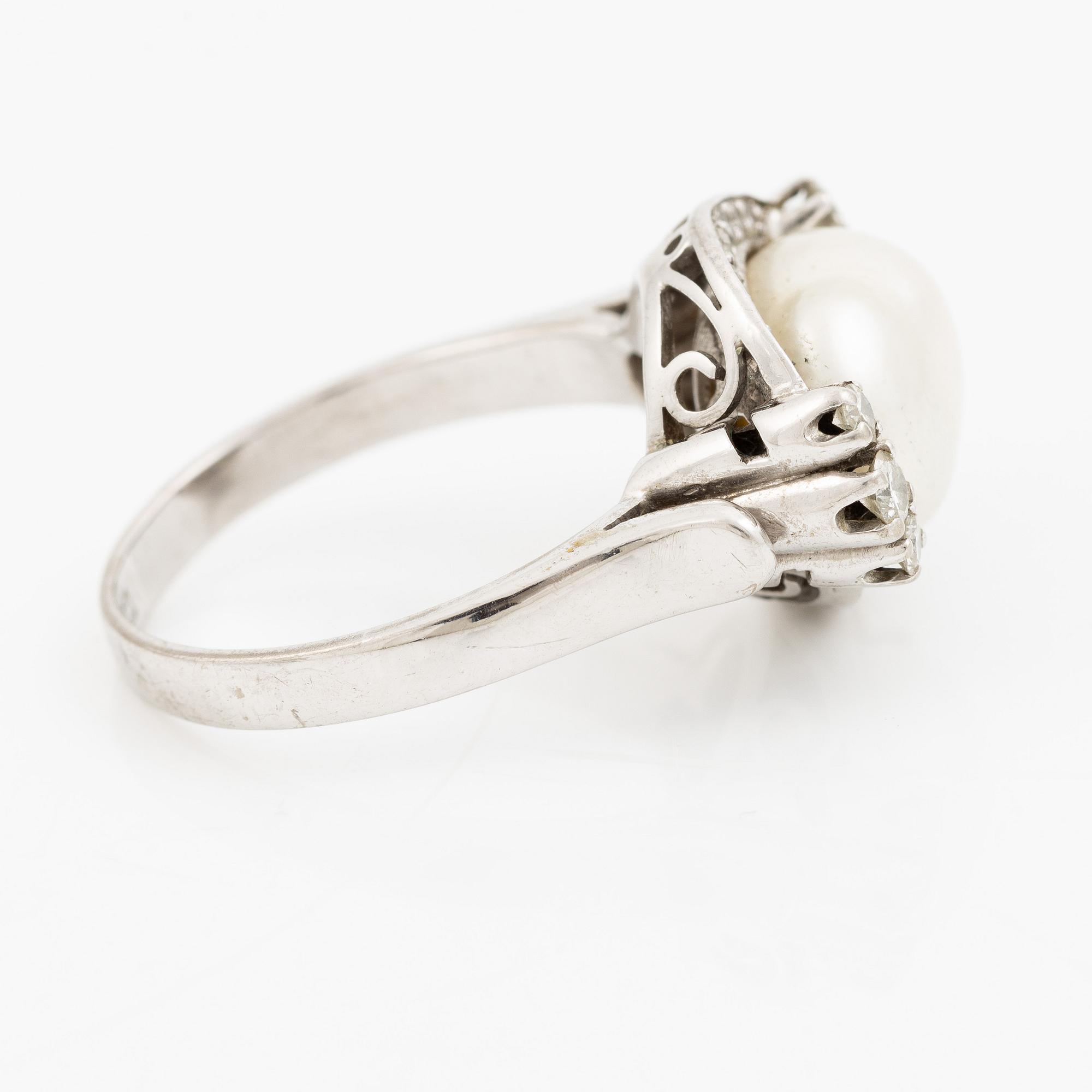 Ring 18K vitguld med pärla och runda briljantslipade diamanter.