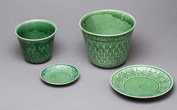 YTTERFORDER, flintgods, 2 st. Gustavsberg, 1900-talets första del. En bär datering 1914.