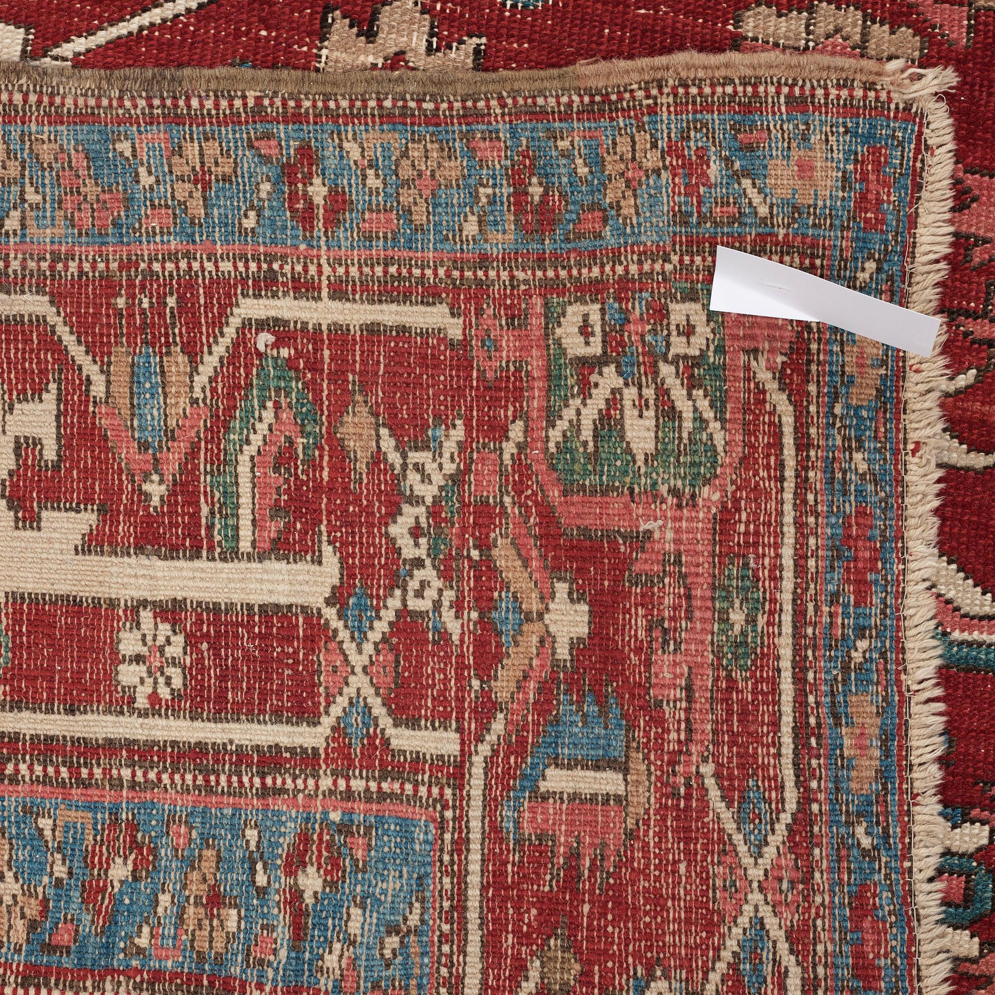 CARPET Antique Heriz. 389,5 x 290 cm.