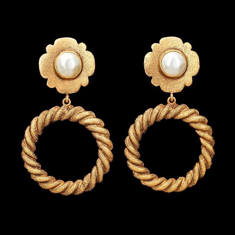CHANEL, a pair of earclips.
