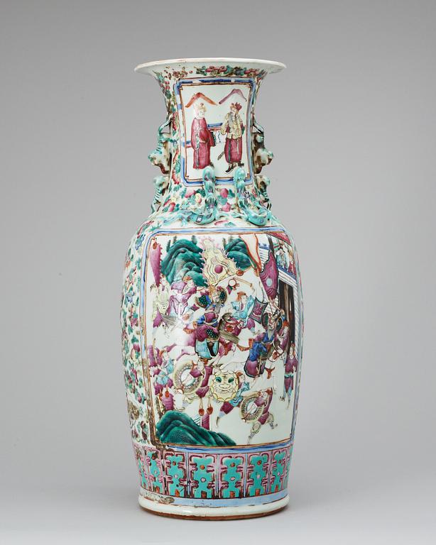 A large vase, Qing dynasty, 19th century.