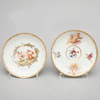 KAFFEKOPP MED FAT, 2 st. Porslin, Meissen samt Meissenliknande märke. Omkring år 1900.