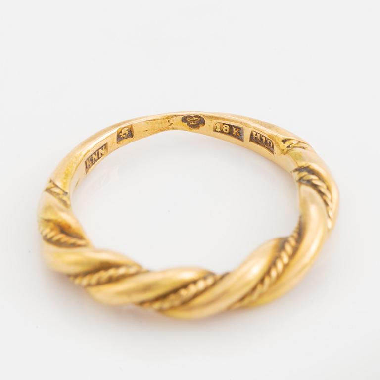 18K gold ring.