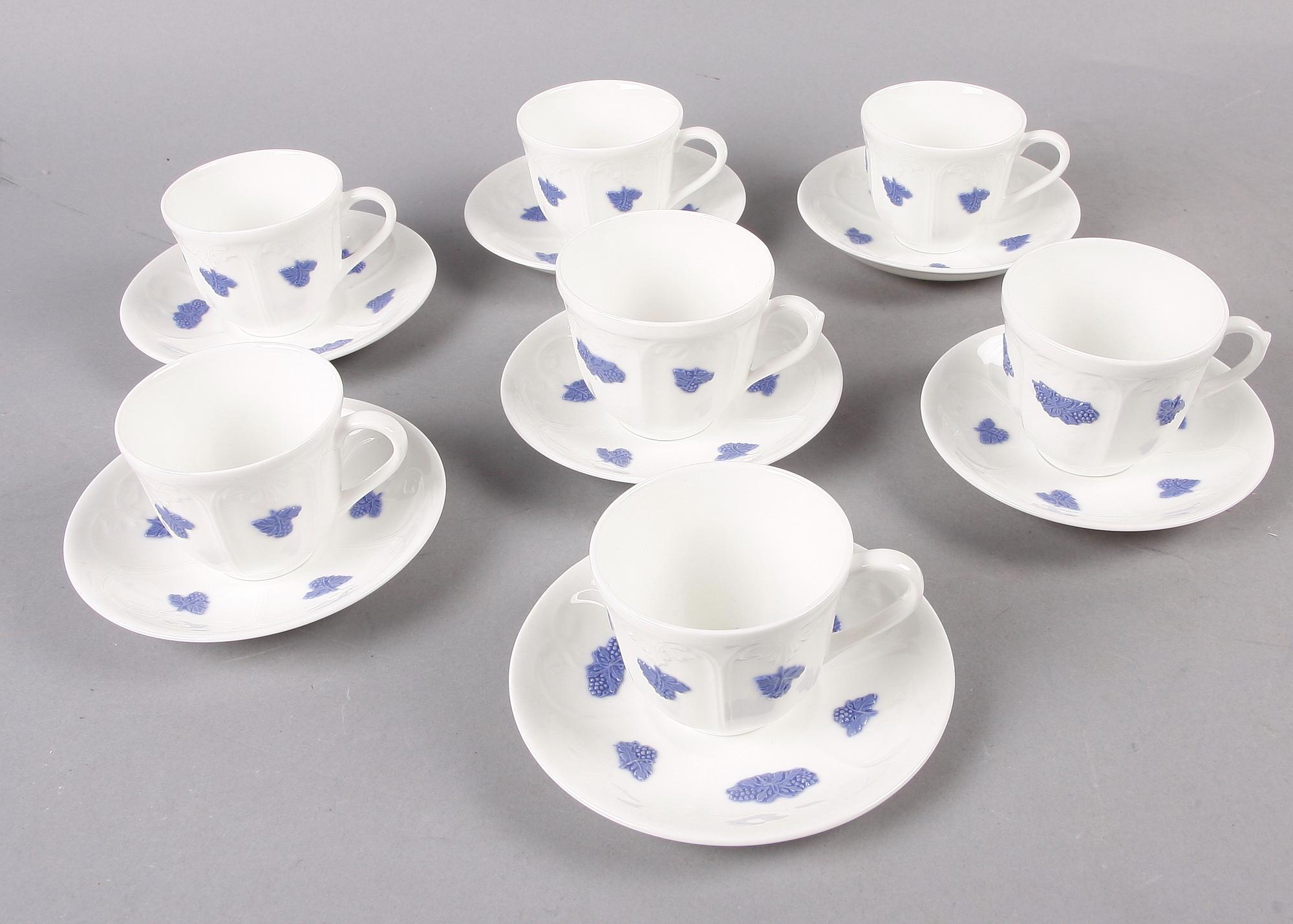 KAFFE- samt TEKOPPAR med FAT, 7 st, benporslin, "Blå Blom" Gustavsberg.
