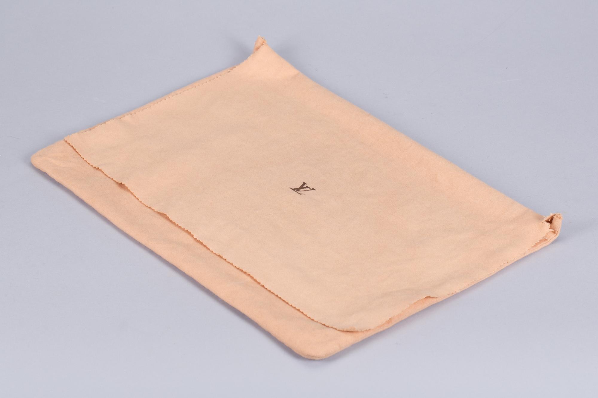 PORTFÖLJ, "Serviette conseiller ambassadeure Epi", Louis Vuitton.