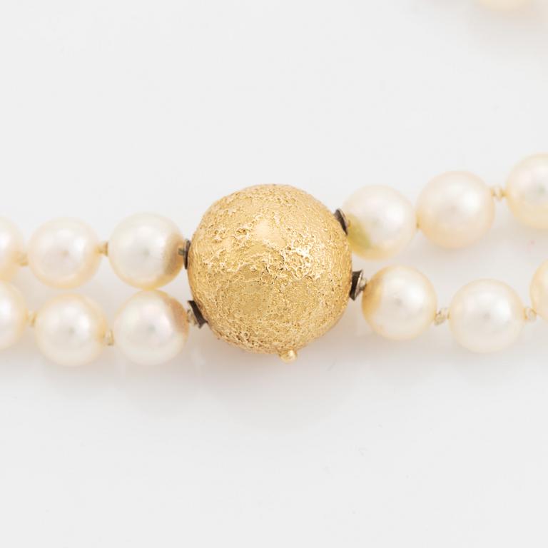 Ole Lynggaard, 18K gold clasp with two pearl necklaces.