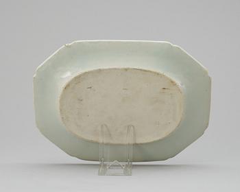 A blue and white plate. Qing dynasty, Qianlong 1736-95.