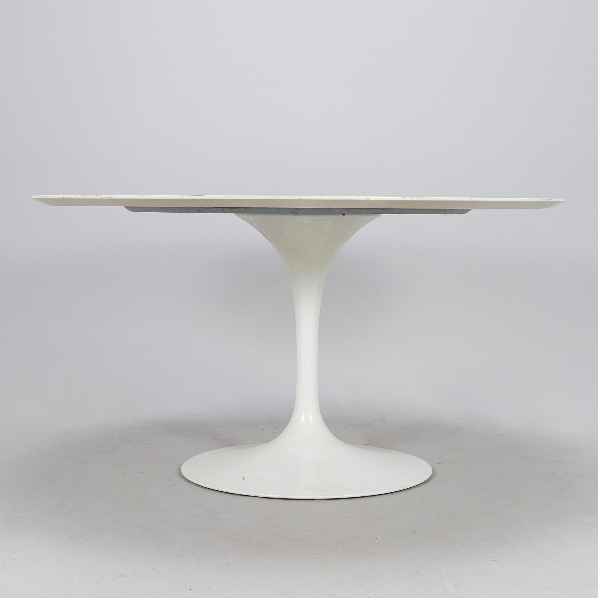 Eero Saarinen, pöytä, "Tulip", Artek. Lisenssillä valmistettu Billnäsin tehtailla, Fiskars, 1900-luvun puoliväli.