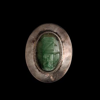 BROSCH, silver med skuren nefrit, Mexico, omkring 1900-talets mitt. Vikt 33 g.