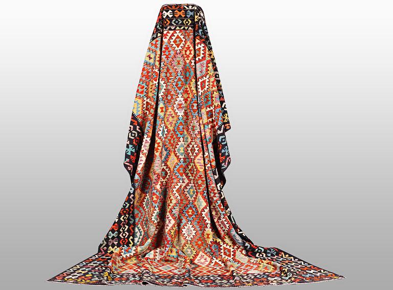 A Kelim carpet, c. 398 x 311 cm.