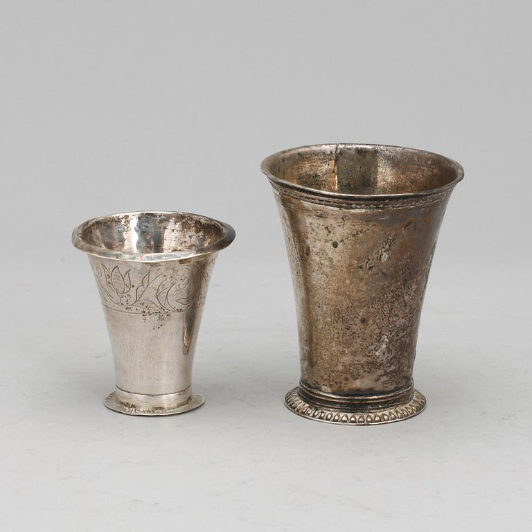 BÄGARE, 2 stycken, silver bland annat Daniel Ekelöf Örebro(verksam1723-1750). Total vikt ca 115 gram.