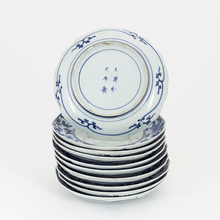 A set of 10 blue and white Japanese plates and 2 bowls, Meiji period (1868-1912).