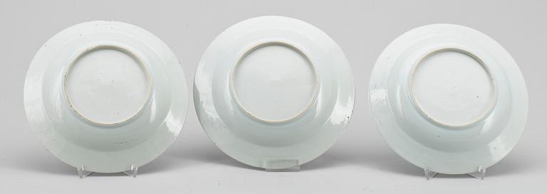 DJUPA TALLRIKAR, 3 st, porslin, Qianlong, Kina 1700-tal.