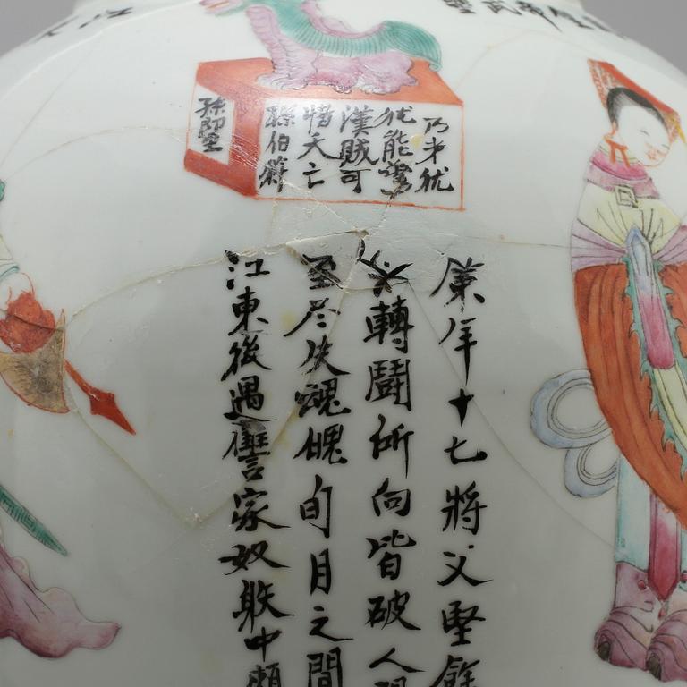 LYKTOR, ett par, porslin, Kina, 1900-tal.