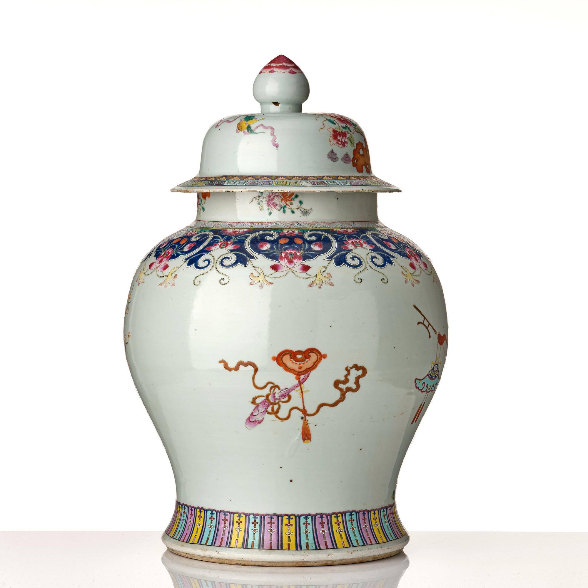 Golvurna med lock, porslin. Qingdynastin, 1800-tal.