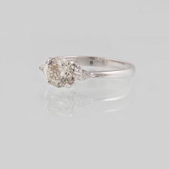 RING, 18K vitguld med briljantslipad diamant ca 1.10 ct samt 2 droppslipade diamanter ca 0.17 ct. Vikt.