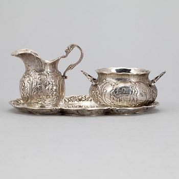 SOCKERSKÅL och  GRÄDDKANNA med FAT, silver, bl.a. J.L Hultman AB, Stockholm. Vikt ca 377g.