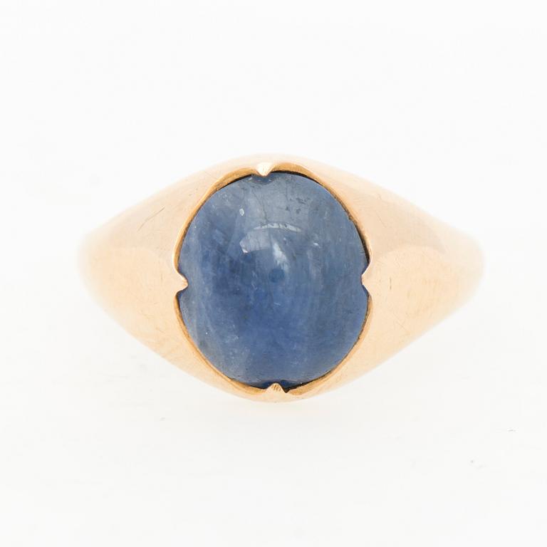 A RING, cabochon cut sapphire, 14K gold.