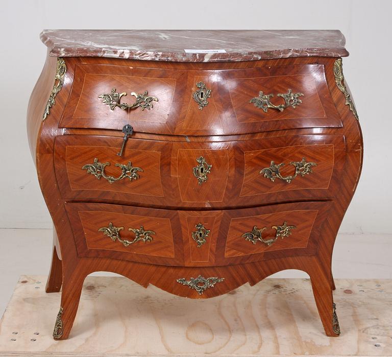 BYRÅ, rokokostil, 1900-talets andra hälft.