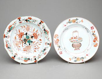TALLRIKAR, 5 st, porslin, Kina, Qing dynastin, mestadels 1700-tal.