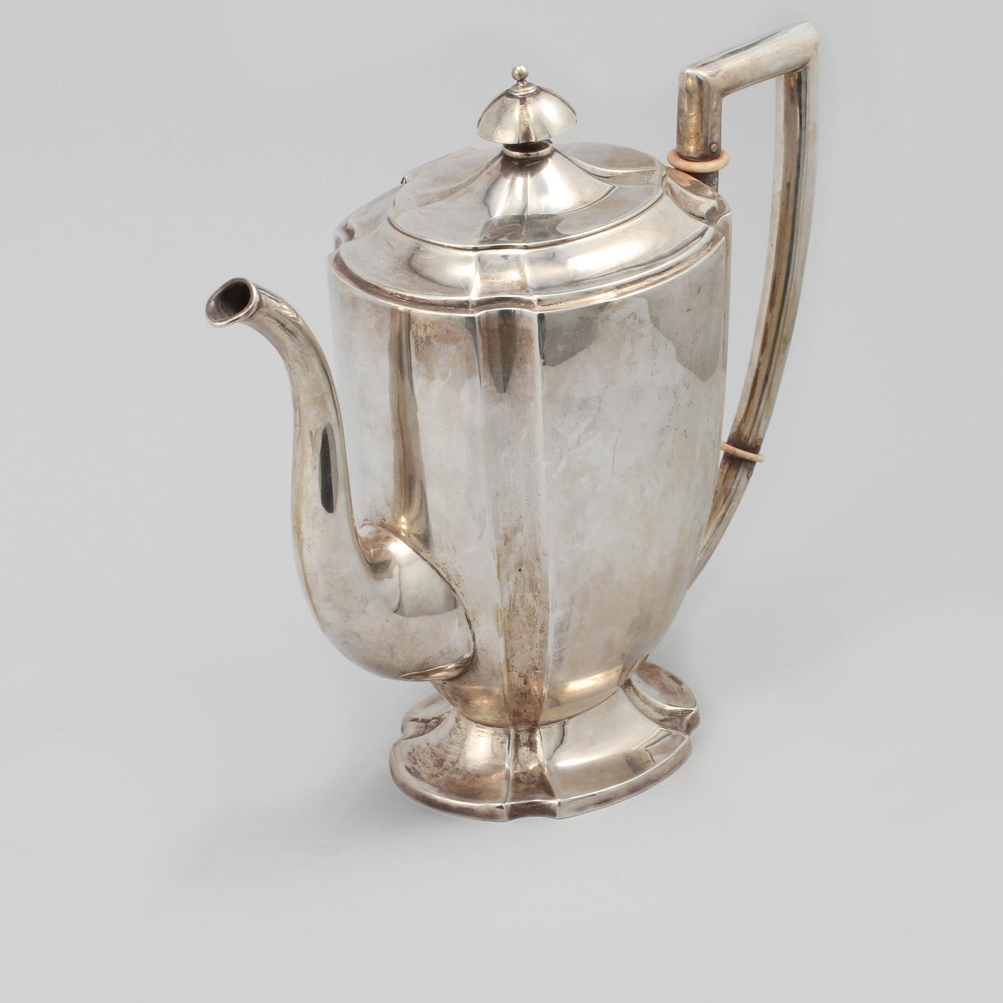 KAFFEKANNA, silver, importstämplad samt stämplad Anders Nilsson, Lund, 1920, vikt 610 gram.