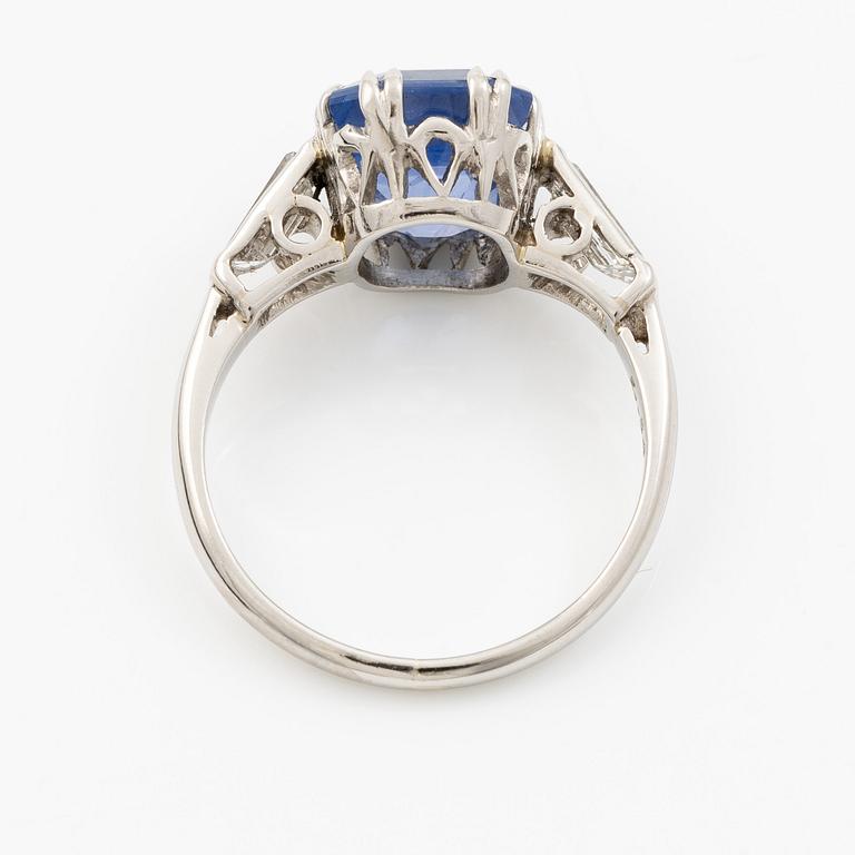 Ring platina med safir och baguetteslipade diamanter. Medföljande report GCS.